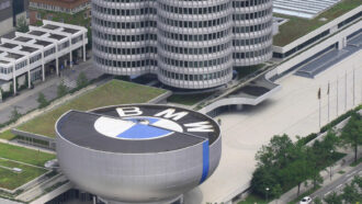 Copertina di Auto tedesca in crisi, dopo Volkswagen, Audi, Porsche e Mercedes tocca a Bmw: 8mila posti in meno entro il 2027