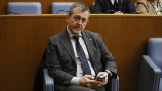 Copertina di Delmastro, il presidente della Camera Fontana rimanda in procura il dischetto con le chat: la maggioranza non vuole farle leggere
