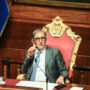 Copertina di La Russa disinnesca un nuovo incidente in maggioranza: “Al 99% inammissibile l’emendamento FdI sulle intercettazioni”