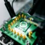 Copertina di Perché i produttori di chip stanno crollando in Borsa nonostante il boom dell’intelligenza artificiale