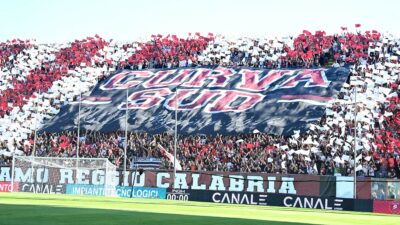 Copertina di Indagati tre ultras della Reggina: “Pressioni sul club, soldi e gestione dei biglietti”. Contestato il metodo mafioso