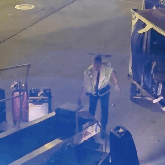 Il “Capitano Paul” lascia la cabina di pilotaggio e scende in pista per aiutare l’addetto a caricare tutti i bagagli sull’aereo già in ritardo di due ore: il video del suo gesto è virale
