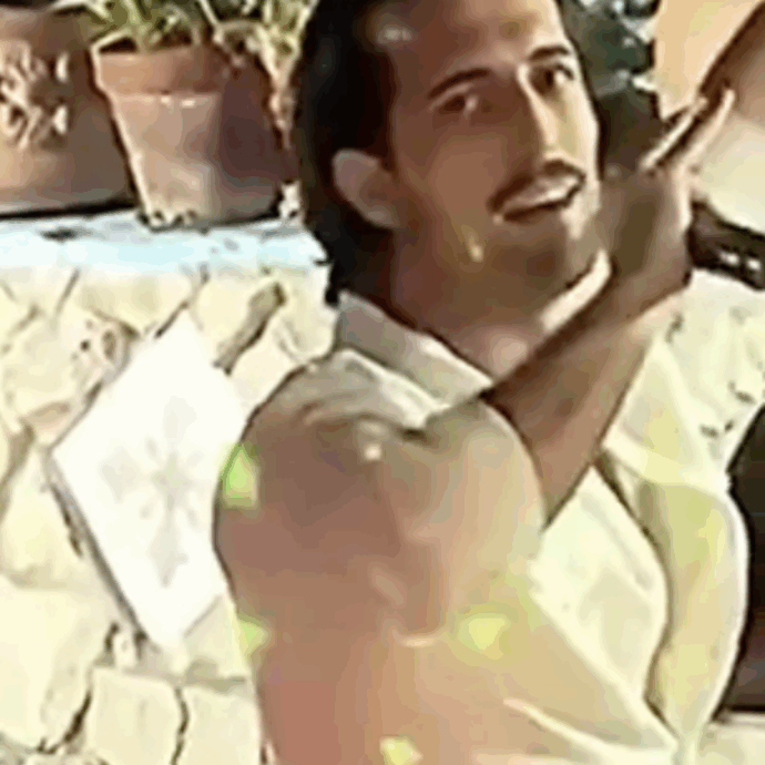 Damiano David al karaoke in Puglia canta “Tutto il resto è noia” di Franco Califano. Cresce l’attesa per il matrimonio con Dove Cameron – IL VIDEO