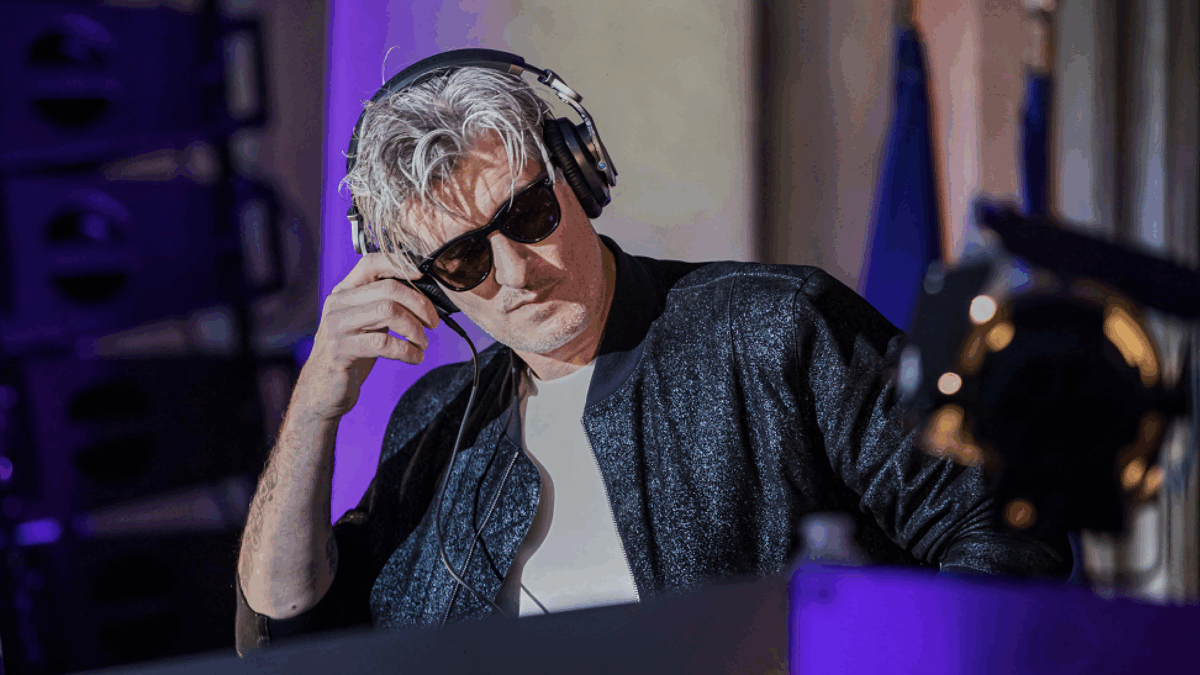 È morto Kavinsky, il celebre dj e figura di riferimento della scena elettronica francese è stato trovato senza vita in casa. Il presidente Macron: “Fonte di orgoglio”
