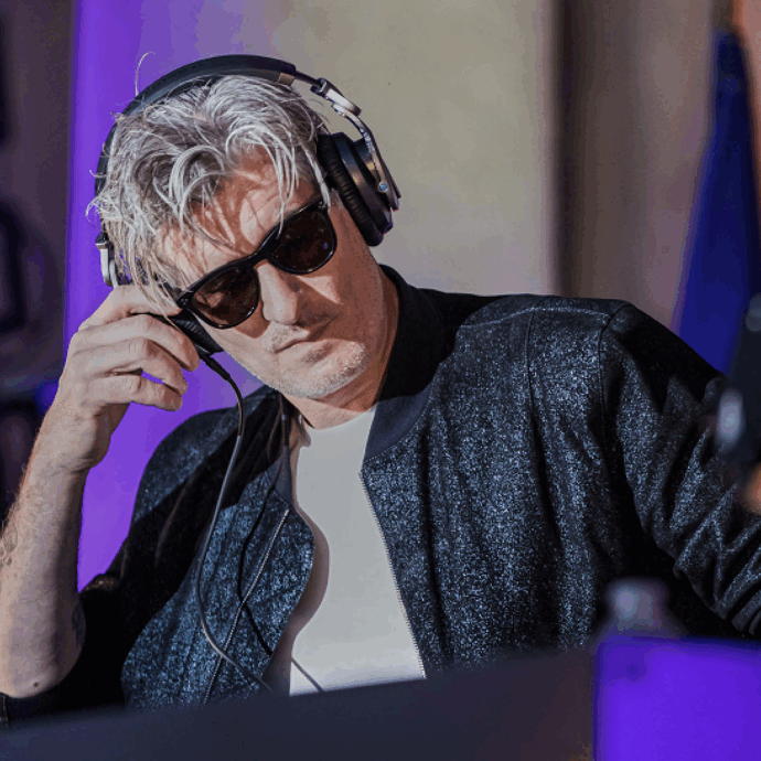 È morto Kavinsky, il celebre dj e figura di riferimento della scena elettronica francese è stato trovato senza vita in casa. Il presidente Macron: “Fonte di orgoglio”