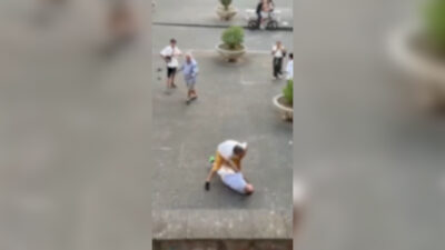 Copertina di Pestaggio nel Napoletano, anziano picchiato a sangue al termine di una lite: 18enne arrestato per tentato omicidio