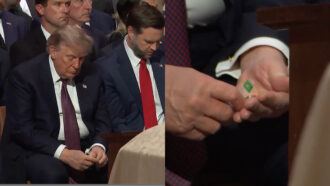 Copertina di Trump distribuisce mentine al funerale del senatore Lindsey Graham, il video è virale: “Il papà che dà le caramelle ai figli, quando non sarà più Presidente diventerà noioso”