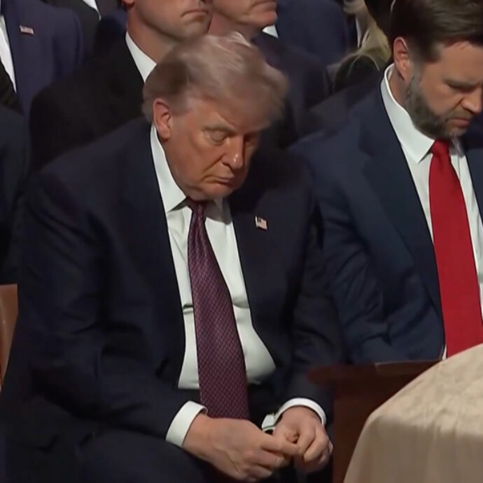 Trump distribuisce mentine al funerale del senatore Lindsey Graham, il video è virale: “Il papà che dà le caramelle ai figli, quando non sarà più Presidente diventerà noioso”