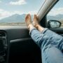 Copertina di Piedi sul cruscotto in auto? Il gesto che può trasformare un incidente in tragedia