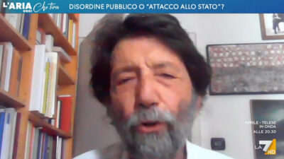 Copertina di No Tav, Cacciari a La7: “Governo la smetta di dare la colpa all’opposizione per gli scontri, impari da Dc e Msi negli Anni di Piombo”