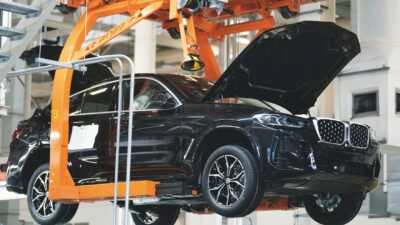 Copertina di Bmw tagli 8 mila posti nel mondo entro il 2027