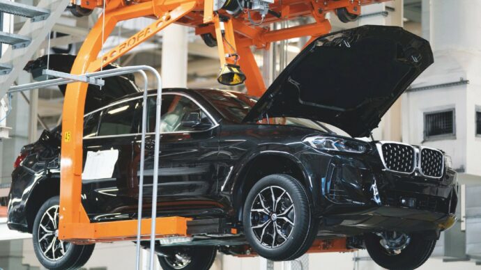 Bmw tagli 8 mila posti nel mondo entro il 2027