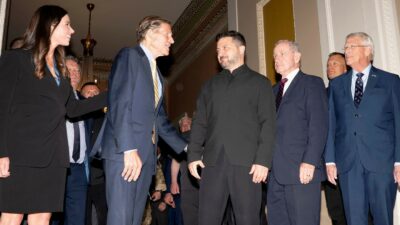 Copertina di Zelensky prova la saldatura tra fronte ucraino e iraniano. Gaiani: “Così mette a rischio Ue e Usa, Trump lo ha stoppato”