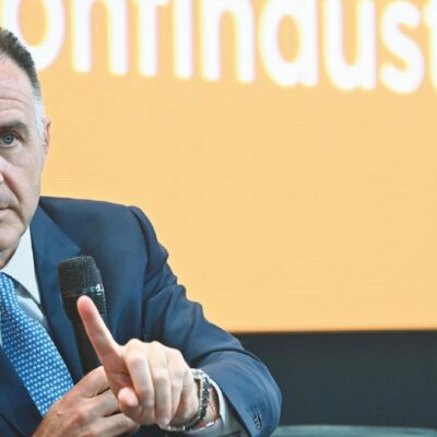 Copertina di Altolà di Confindustria al governo sulla manovra: “No alle mancette elettorali, facciamo cose che servano al Paese”