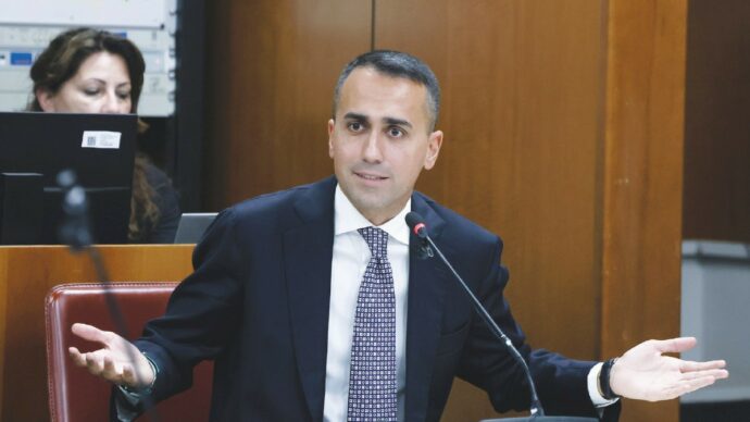 Il rieccolo Di Maio che “vede e sente gente”: abbracci e lodi alla Camera