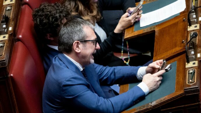 Delmastro, psicosi voto segreto. I pm insistono: chat “necessarie”
