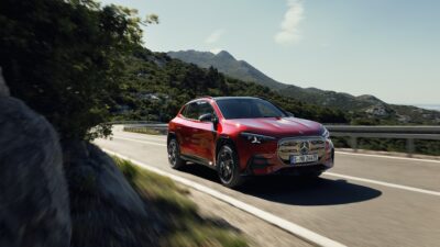 Copertina di Mercedes rilancia la GLA. Prima elettrica, poi arriverà la mild hybrid – FOTO