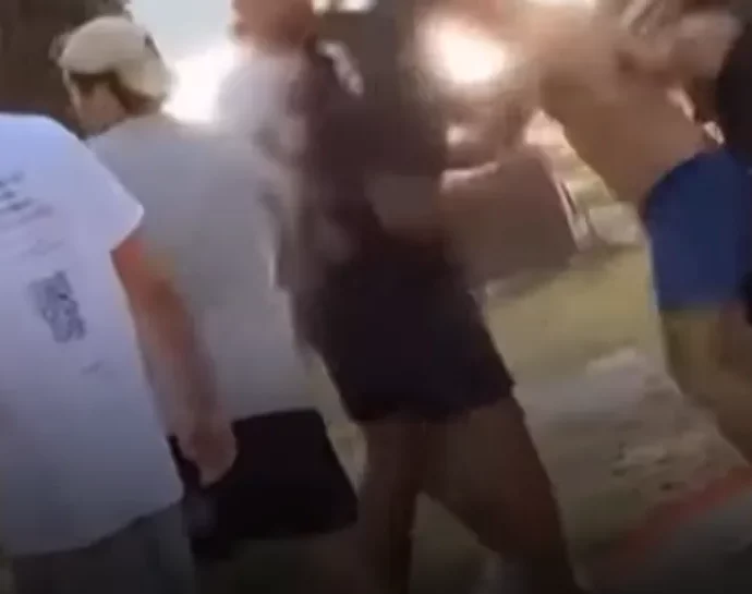 “È stato un minuto di delirio”: sdraio e lettini che volano, poi pugni e botte: scoppia la rissa al lido di Mandello. Il video è virale, gestori e Comune valutano una stretta anti-maranza