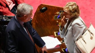 Legge elettorale, scontro Tajani-Craxi alla riunione di Forza Italia: “Non sapevamo niente delle preferenze”. “Non mi fai parlare”. E il leader finisce sotto processo