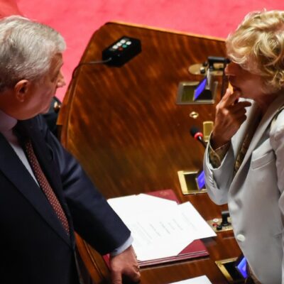 Copertina di Legge elettorale, scontro Tajani-Craxi alla riunione di Forza Italia: “Non sapevamo niente delle preferenze”. “Non mi fai parlare”. E il leader finisce sotto processo