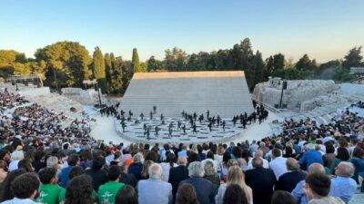 Copertina di Il caso del Teatro Greco di Siracusa: sold out e oltre 200mila spettatori per le rappresentazioni classiche