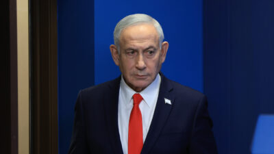 Copertina di Israele, la denuncia del giornale Haaretz: “Rimossi i nostri cartelloni pubblicitari a Tel Aviv dopo le pressioni del partito di Netanyahu”
