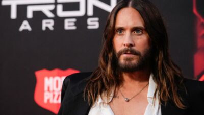 Copertina di “Non ho mai aggredito sessualmente nessuno in tutta la mia vita. Queste accuse sono assolutamente  false”: Jared Leto replica alle quattro presunte vittime