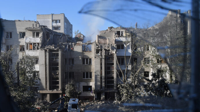Ucraina, massicci raid di Mosca: 8 morti. Zelensky pubblica foto di una famiglia uccisa dall’attacco. Tusk: “Missile russo in Polonia, non era diretto a noi”