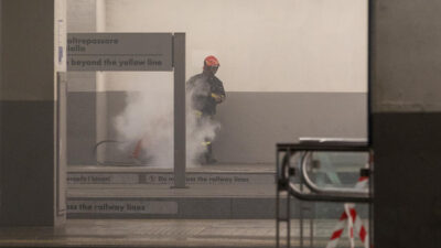 Copertina di Incendio alla stazione Garibaldi a Milano: due vigili del fuoco e un senza fissa dimora intossicati. “L’area ha raggiunto i 400 gradi”