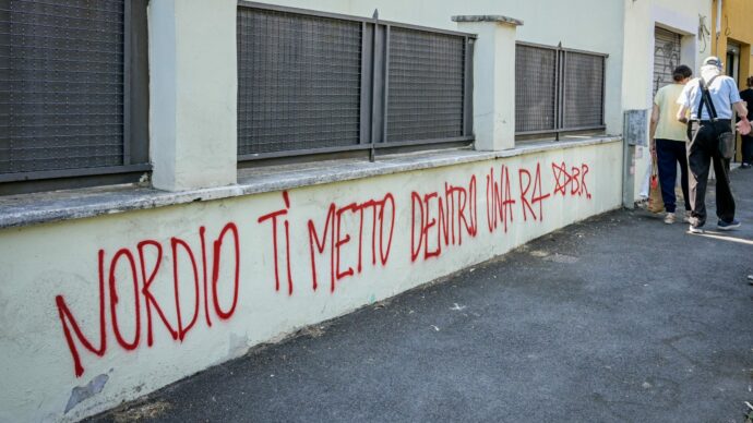 “Nordio ti metto dentro una R4”: la scritta su un muro a Roma con la sigla Br. Meloni: “Gravissima intimidazione”