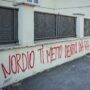 Copertina di “Nordio ti metto dentro una R4”: la scritta su un muro a Roma con la sigla Br. Meloni: “Gravissima intimidazione”