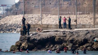 Copertina di Spagna, Ceuta chiede al governo di dichiarare lo stato di emergenza per i migranti: 1500 arrivati a nuoto in una settimana
