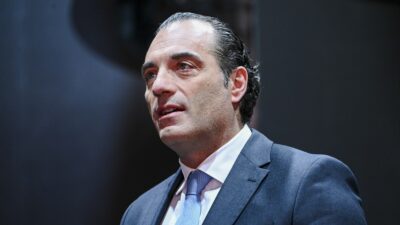 Copertina di Stellantis, i conti tornano ma non troppo: ricavi e utili in risalita, ma i margini sono bassi. Il titolo affonda in Borsa