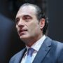 Copertina di Stellantis, i conti tornano ma non troppo: ricavi e utili in risalita, ma i margini sono bassi. Il titolo affonda in Borsa