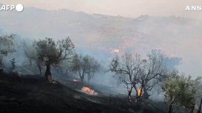 Copertina di Incendi in Grecia, 8mila persone evacuate durante la notte a Creta: “Situazione fuori controllo”