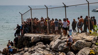 Copertina di Centinaia di migranti superano il confine di Ceuta: la Spagna teme una nuova polemica sulla gestione dei confini