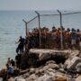Copertina di Centinaia di migranti superano il confine di Ceuta: la Spagna teme una nuova polemica sulla gestione dei confini