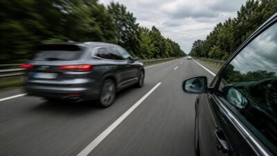 Copertina di Autostrada, andare a 150 km/h fa davvero risparmiare tempo? La risposta che sorprende