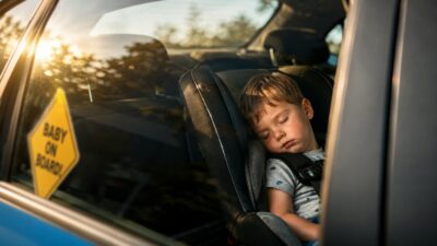 Copertina di Bambini dimenticati in auto, come nasce il black-out mentale che può essere fatale