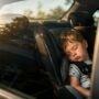 Copertina di Bambini dimenticati in auto, come nasce il black-out mentale che può essere fatale