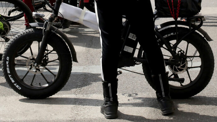 Motorini elettrici cinesi venduti come bici a pedalata assistita: maxi sequestro in tutta Italia per 5 milioni di euro