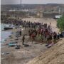 Copertina di Una valanga umana su Ceuta: migliaia di migranti arrivati a nuoto, 11 muoiono nella traversata. Madrid manda l’esercito, l’Italia vuole sospendere Schengen