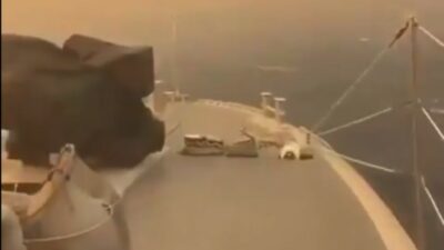 Copertina di A Creta i turisti scappano dai roghi a bordo della Guardia Costiera: le immagini dell’evacuazione