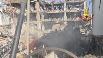 Copertina di Messina, crolla una palazzina che ospita case e negozi: 3 feriti e 7 dispersi | Video