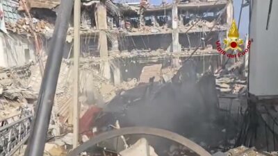 Copertina di Messina, crolla una palazzina che ospita case e negozi: 5 feriti gravi. I vigili del fuoco cercano dispersi | Video