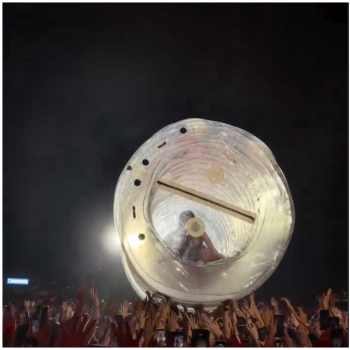 “Portatemi al palco, oh mio dio!”: Katy Perry disperata finisce dentro una bottiglia gigante e il pubblico se la dimentica lì- IL VIDEO