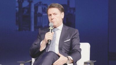Copertina di Conte teme trappole: “Chi mi fece cadere  non è mica morto…”