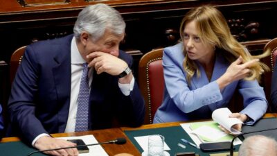 Copertina di Chat Delmastro, Meloni sospetta: “FI vuol incidenti”. Poi sente Tajani