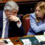 Copertina di Chat Delmastro, Meloni sospetta: “FI vuol incidenti”. Poi sente Tajani