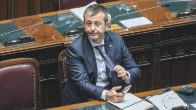 Copertina di Delmastro, panico da chat: fuga e trucchi per bloccarle